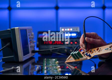 Mikrocontroller für Leiterplattenmontage im Elektroniklabor Stockfoto