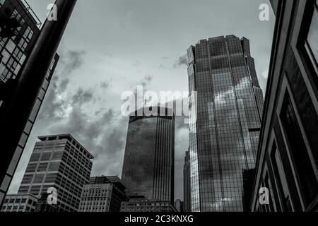 Minneapolis Skyline vom Boden Stockfoto
