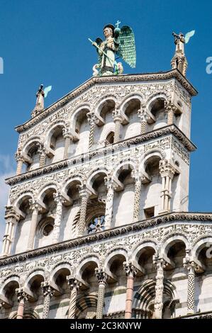Erzengel Michael erschluckt einen Drachen auf der Fassade des Chiese di San Michele in Foro, Lucca, Toskana Stockfoto
