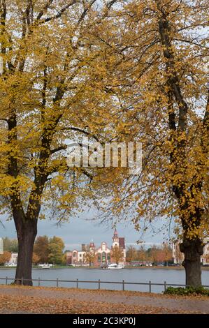 Blick über den Pfaffenteich in Schwerin, Hauptstadt und zweitgrößte Stadt des norddeutschen Landes Mecklenburg-Vorpommern Stockfoto