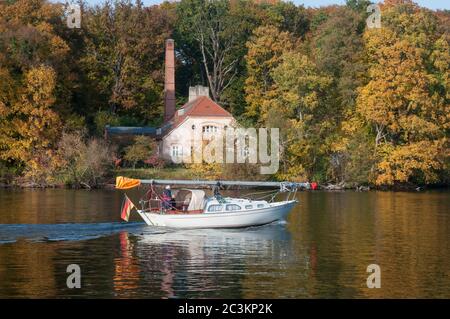 Segeln auf dem Wannsee, einem Wasserstraßensystem, das sich zwischen Berlin und Potsdam im Osten erstreckt. Stockfoto