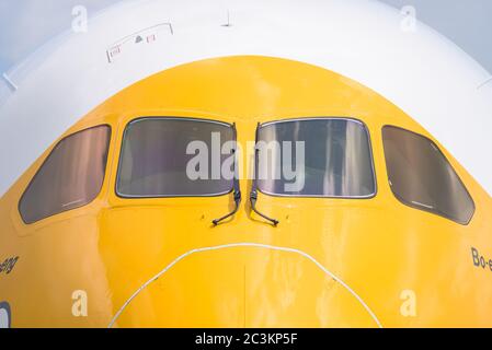 Singapur - 16. Februar 2016: Frontdetail einer Boeing 787-9 Dreamliner in der Lackierung von schnörkellosen Singapur-Airline Scoot während der Singapore Airshow A Stockfoto