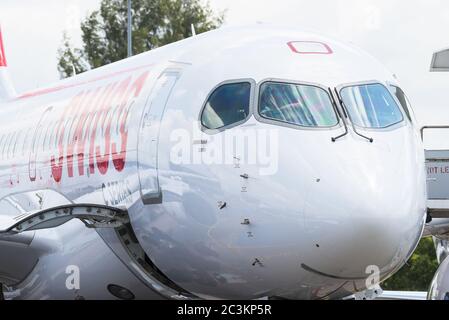 Singapur - 16. Februar 2016: Frontteil eines Bombardier CS100 Mittelklasse-Flugzeugs in Schweizer Lackierung während der Singapore Airshow auf der Changi Exhibition CE Stockfoto