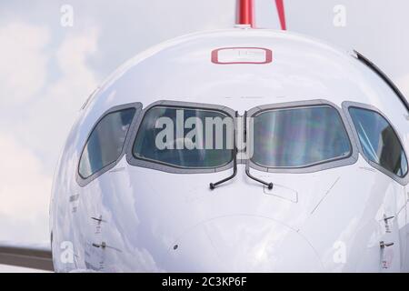 Singapur - 16. Februar 2016: Frontansicht eines Bombardier CS100 Mittelklasse-Flugzeugs in Schweizer Lackierung während der Singapore Airshow auf der Changi Exhibition Stockfoto