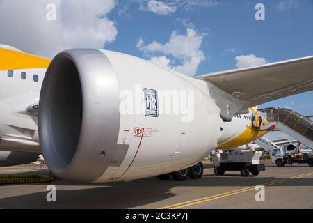 Singapur - 16. Februar 2016: Der Rolls-Royce Trent 1000 Motor eines Boeing 787-9 Dreamliners in der Lackierung der schnörkellosen Singapur-Fluggesellschaft Scoot Durin Stockfoto