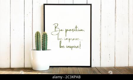 Inspirierendes Zitat in einem Whiteboard mit dem Satz „positiv sein, verbessern, inspirieren“ geschrieben. Positive Phrase. Poster, Karte, Banner oder Design. Cop Stockfoto