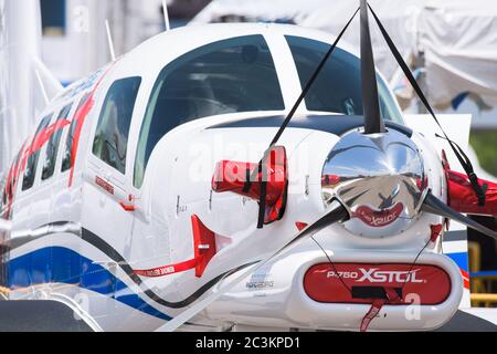 Singapur - 16. Februar 2016: Frontansicht des PAC P-750 XSTOL-Flugzeugs von Pacific Aerospace, einem neuseeländischen Unternehmen, während der Singapore Airshow auf der C Stockfoto