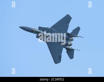 Singapur - 16. Februar 2016: Draufsicht von McDonnell Douglas F‑15SG von der Republic of Singapore Air Force während seiner Performance auf der Singapore Airshow Stockfoto