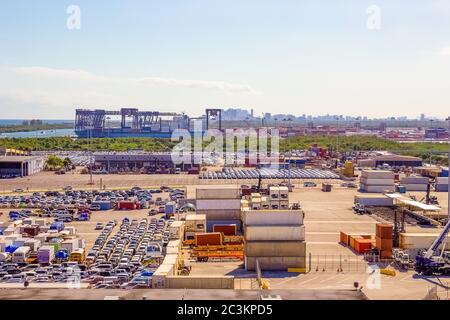 Der Blick von einem Kreuzfahrtschiff vom Terminal in Port Everglades, in ft. Lauderdale, Florida von Kanal und Strand. Stockfoto