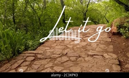 Inspirierendes Zitat geschrieben auf einer Landschaft eines Pfades. Nachricht mit dem Satz lassen Sie es gehen. Nachricht oder Karte. Konzept der Inspiration. Positive Phrase. Pos. Stockfoto
