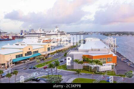 Fort Lauderdale - 11. Dezember 2019: Die Aussicht von einem Kreuzfahrtschiff des Terminals in Port Everglades, in Ft. Lauderdale, Florida Stockfoto