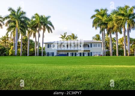 Miami, Vereinigte Staaten von Amerika - 30. November 2019: Bayshore Villas Coconut Grove Eigentumswohnungen zum Verkauf oder zur Miete in Miami, Vereinigte Staaten von Amerika am 30. November 2019. Stockfoto