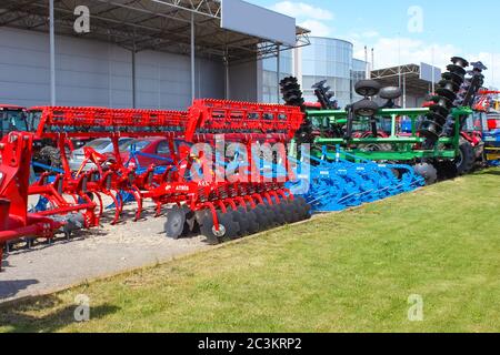 Kiew, Ukraine - 16. Juni 2020: Großer Scheibenpflug UNLU, Schleppen für Traktoren zum Pflügen von Feldern, gegen den Himmel in Kiew, Ukraine am 16. Juni 2020 Stockfoto