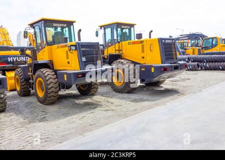 Kiew, Ukraine - 16. Juni 2020: Die Traktoren Shantui auf den Bau in Kiew, Ukraine am 16. Juni 2020 Stockfoto