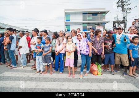 General Santos City, Philippinen - 1. September 2015: Zuschauer warten auf die Parade am Eröffnungstag des 17. Jährlichen Gensan Thunfisch Festivals Stockfoto