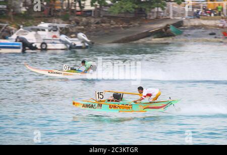 General Santos City, Philippinen - 6. September 2015: Zwei Teilnehmer mit ihren motorisierten Auslegern beim Bancarera-Rennen am 17. September Stockfoto