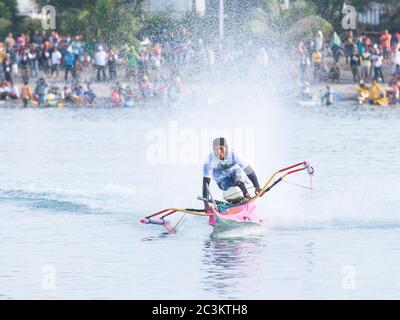 General Santos City, Philippinen - 6. September 2015: Teilnehmer mit seinem Auslegerboot beim Bancarera-Rennen während des 17. Jährlichen Gensan Thunfisch Stockfoto