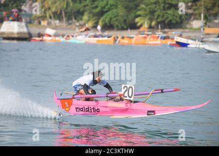 General Santos City, Philippinen - 6. September 2015: Teilnehmer mit seinem Auslegerboot beim Bancarera-Rennen während des 17. Jährlichen Gensan Thunfisch Stockfoto