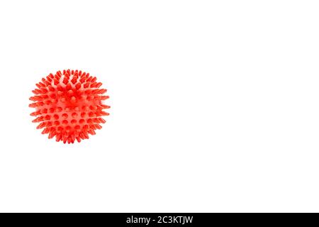 Massageball oder Gummispike Ball isoliert auf weißem Hintergrund. Gesundheitswesen, Selbstmassage und Reflexzonenmassage Konzept Stockfoto