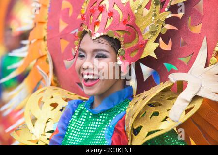 General Santos City, Philippinen - 6. September 2015: Teilnehmer an der letzten Straßenparade während des 17. Jährlichen Gensan Thunfisch Festivals 2015. Stockfoto