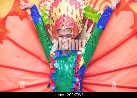 General Santos City, Philippinen - 6. September 2015: Teilnehmer an der letzten Straßenparade während des 17. Jährlichen Gensan Thunfisch Festivals 2015. Stockfoto