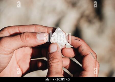 Shallow-Fokus-Aufnahme einer Person mit einem kleinen Weiß Kristall Stockfoto