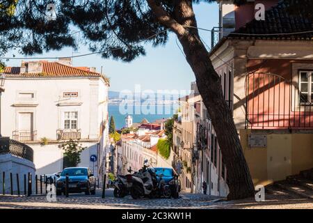 Straßen in Alfama in Lissabon (Portugal) in der Nähe von Miradouro da Graca (Panoramablick auf Miradouro da Graca ).Alfama ist der älteste Teil Stockfoto