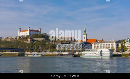 BRATISLAVA, SLOWAKEI - November 2017: Panorama von Bratislava mit der Donau und dem Burggebäude, Slowakei. Luftaufnahme von Bratislava, Slowakei Stockfoto