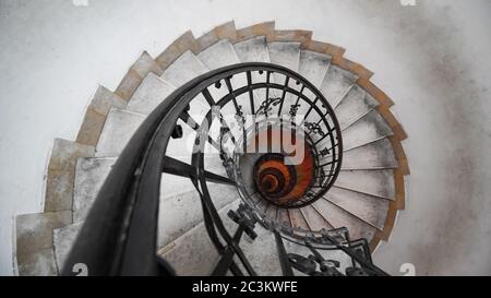 Wendeltreppe in einem alten Haus. Fibonacci Spirale Stockfoto