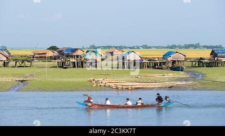 Sittwe, Rakhine State, Myanmar - 16. Oktober 2014: Traditionelles Boot, das am Kaladan Fluss entlang am Rakhine State in Myanmar vorbeifährt. Stockfoto