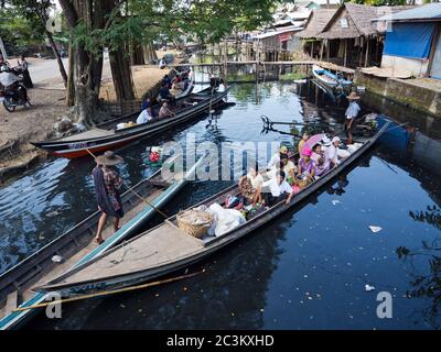 Maubin, MYANMAR - 12. NOVEMBER 2014: Passagiere auf einer Kanalfähre, die bereit ist, Maubin, Ayeyarwady Division im Südwesten von Myanmar zu verlassen. Viele Häuser in der ar Stockfoto