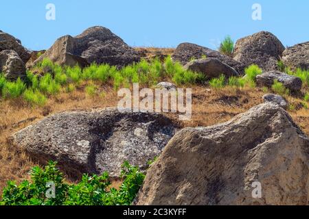 Felsfragmente auf dem Berggipfel Stockfoto