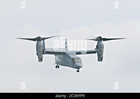 SINGAPUR - FEBRUAR 12: Bell Boeing V-22 Osprey schwebt am 12. Februar 2014 auf der Singapore Airshow, Changi Exhibition Centre in Singapur. Stockfoto