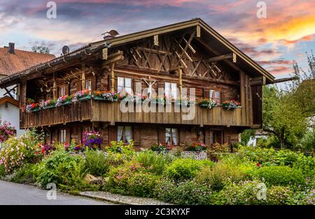 Altes Holzhaus, Stupperhaus aus dem Jahr 1685, mit Blumenschmuck in Bernried am Starnberger See, Bayern, Oberbayern, Deutschland, Europa Stockfoto