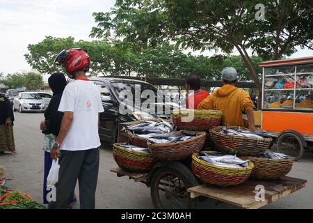 Lokale Leute, die von einem lokalen Markt in Aceh Indonesien verkaufen und kaufen Stockfoto