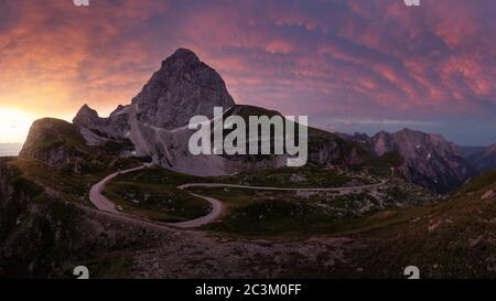 Ein schöner Blick auf den Mangart Sattel, Triglav Nationalpark, Slowenien bei Sonnenuntergang Stockfoto