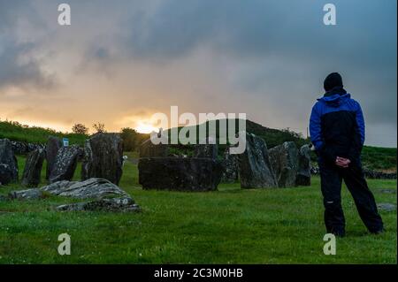 Glandore, West Cork, Irland. Juni 2020. Die Sonne geht über dem Steinkreis von Drombeg auf und markiert den Beginn der Sommersonnenwende, dem längsten Tag des Jahres. Der Steinkreis von Drombeg, auch bekannt als der Altar der Druiden, ist ein megalithischer Steinkreis. Quelle: AG News/Alamy Live News Stockfoto