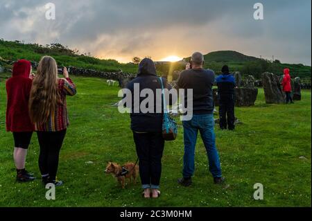 Glandore, West Cork, Irland. Juni 2020. Die Sonne geht über dem Steinkreis von Drombeg auf und markiert den Beginn der Sommersonnenwende, dem längsten Tag des Jahres. Der Steinkreis von Drombeg, auch bekannt als der Altar der Druiden, ist ein megalithischer Steinkreis. Quelle: AG News/Alamy Live News Stockfoto