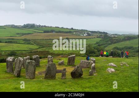 Glandore, West Cork, Irland. Juni 2020. Die Sonne geht hinter der Wolkendecke über dem Steinkreis von Drombeg auf und markiert den Beginn der Sommersonnenwende, dem längsten Tag des Jahres. Der Steinkreis von Drombeg, auch bekannt als der Altar der Druiden, ist ein megalithischer Steinkreis. Quelle: AG News/Alamy Live News Stockfoto