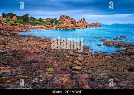 Majestätische Küste mit bunten Granitfelsen in der Bretagne. Tolle Ausflugs- und Reiseorte in Ploumanach, Perros Guirec, Frankreich, Europa Stockfoto