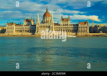 Großer Ausflug und Reise Ort in Budapest mit berühmten parlamentsgebäude. Sightseeing-Boot auf der Donau in Budapest, Ungarn, Europa Stockfoto