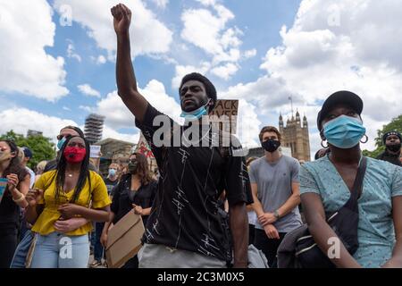 London, Großbritannien. Juni 2020. Demonstranten nehmen am 20. Juni 2020 an einem Anti-Rassismus-Protest in London Teil. Quelle: Ray Tang/Xinhua/Alamy Live News Stockfoto