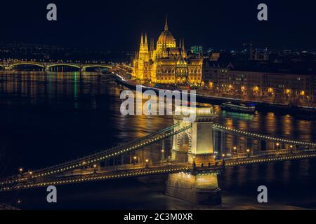 Budapest Nacht Stadtbild Blick von der Festung Buda. Erstaunliche Lichter des parlamentsgebäudes und der Kettenbrücke über die Donau, Budapest, hing Stockfoto