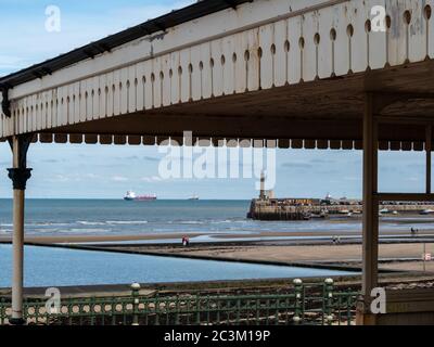 MARGATE, KENT, Großbritannien: Blick auf den Harbour Arm und den Leuchtturm durch den Strandschutz am Nayland Rock Stockfoto