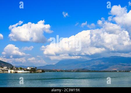 Panoramablick auf den Erhai See und den Cangshan Berg in der Provinz Yunnan, China. Stockfoto