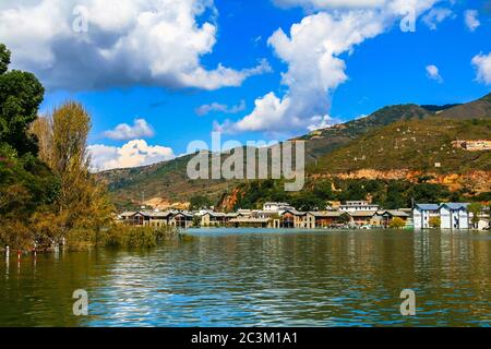 Schöne Aussicht auf den Erhai See und den Cangshan Berg in der Provinz Yunnan, China. Stockfoto