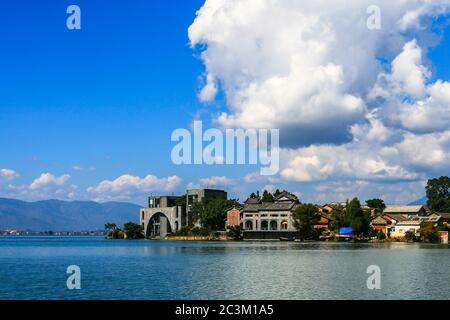 Panoramablick auf den Erhai See und den Cangshan Berg in der Provinz Yunnan, China. Stockfoto