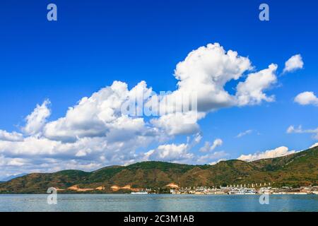 Schöne Aussicht auf den Erhai See und den Cangshan Berg in der Provinz Yunnan, China. Stockfoto