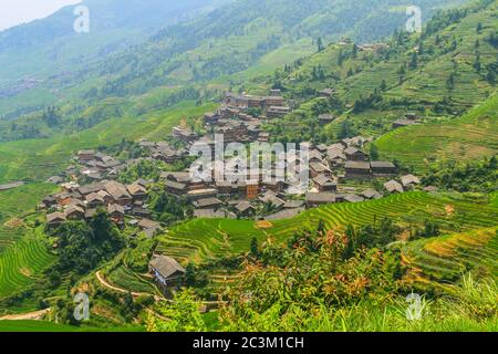 Luftaufnahme der Reisterrasse und des Dorfes Pingan in Longji (Drachenrückgrat), Guilin, Provinz Guangxi, China Stockfoto