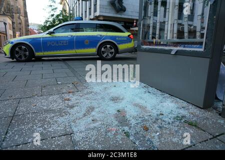 Stuttgart, Deutschland. Juni 2020. Nach den schweren Unruhen am Sonntagabend wird im Stadtzentrum ein Polizeiauto geparkt. Bei Straßenkämpfen mit der Polizei verwüsteten Dutzende von gewalttätigen kleinen Gruppen das Stadtzentrum und verletzten mehrere Beamte. Quelle: Sven Kohls/SDMG/dpa/Alamy Live News Stockfoto